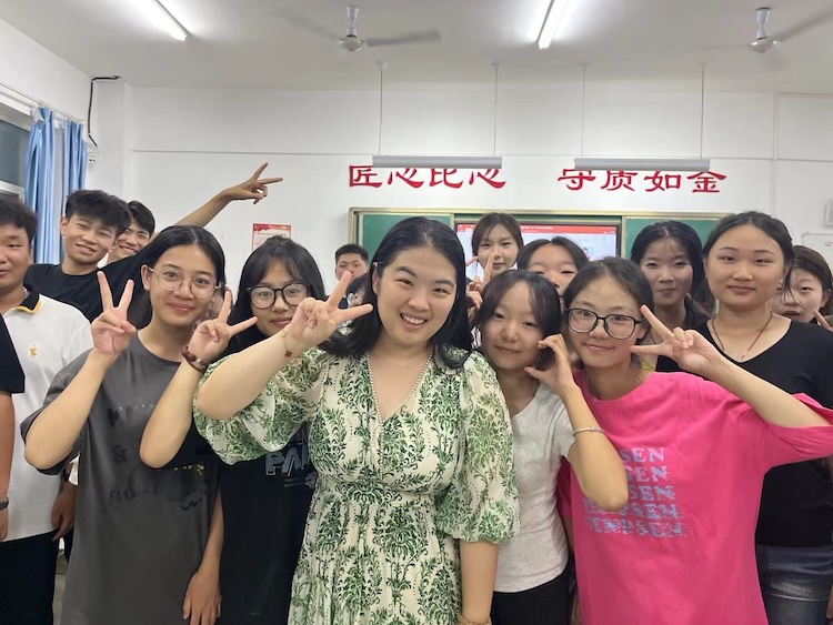 孙熠与学生们_副本.jpg